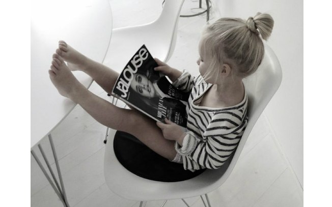 Atividades simples e cotidianas como folhear revistas também ajudam a desenvolver a coordenação motora das crianças