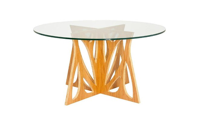 A base vazada da mesa de jantar 'Void', de Bernardo Senna para a Schuster, reforça a tendência dos espaços vazios na decoração