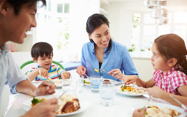 Inclua atividades do dia a dia na agenda. Jantar em família é uma dica para passar um tempo na semana ao lado da criança