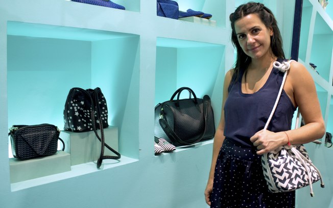 Diana Risso-Gill, criadora da FAD, posa com as bolsas que inspiraram os sapatos da Blue Bird