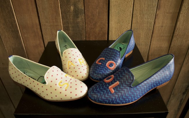 Os sapatos da Blue Bird ganharam as mesmas estampas das bolsas da FAD e podem ser personalizados com iniciais ou palavras divertidas