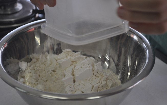 2. Empanadas: coloque a farinha em um recipiente