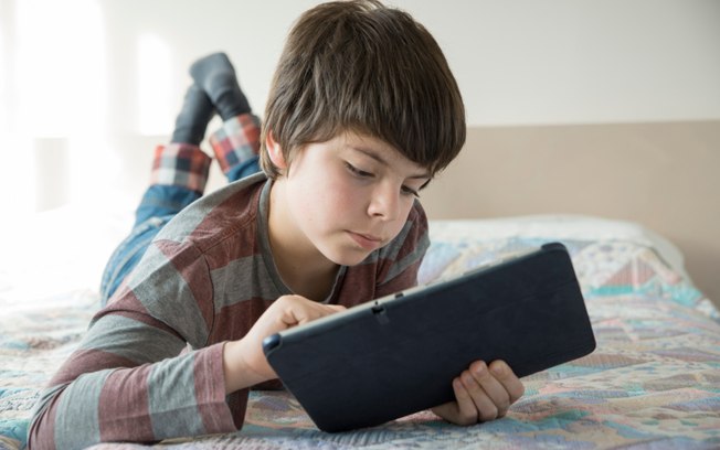 Mentir para passar mais tempo conectado – como fingir que dormiu – é um sinal de que a criança está viciada em tecnologia