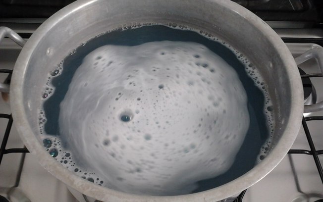 Ferver água com detergente na panela engordurada facilita o trabalho 