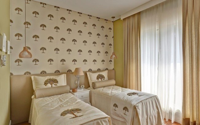 A decoração dos quartos é marcada por tecidos bordados e cores claras nas cortinas e paredes