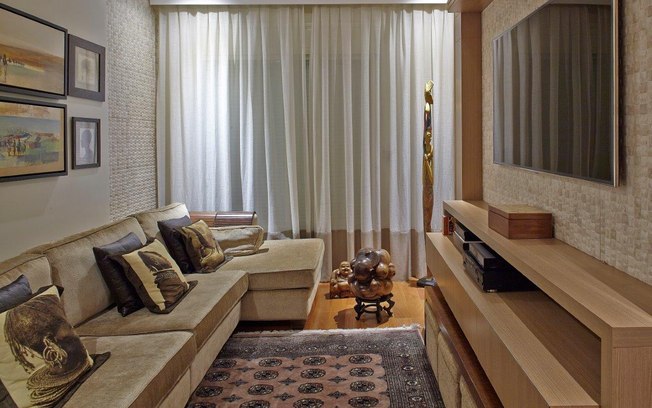 O projeto conta ainda com muita madeira nos móveis, cores claras e cortineiros em todos os ambientes