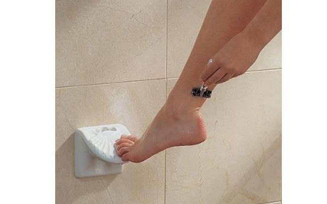 O apoio facilita a depilação durante o banho