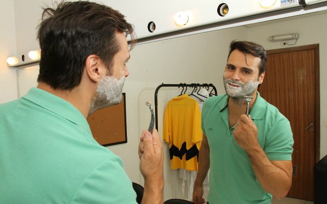 Leandro Luna faz a barba para ficar com o rosto de menino de Charlie Brown