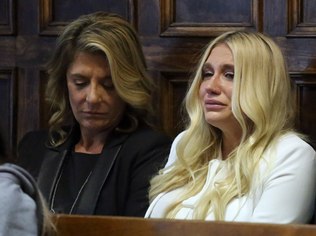 Kesha chorando ao lado de sua mãe ao ter a liminar negada no final de fevereiro