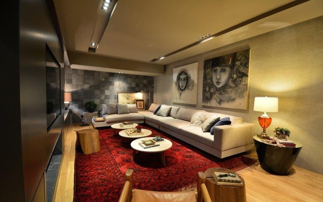 O tapete vermelho é destaque na sala de estar da Polido Arquitetura apresentada na Casa Cor RS. Em contraste com os móveis de cor neutra, ele cria um ponto de cor no ambiente