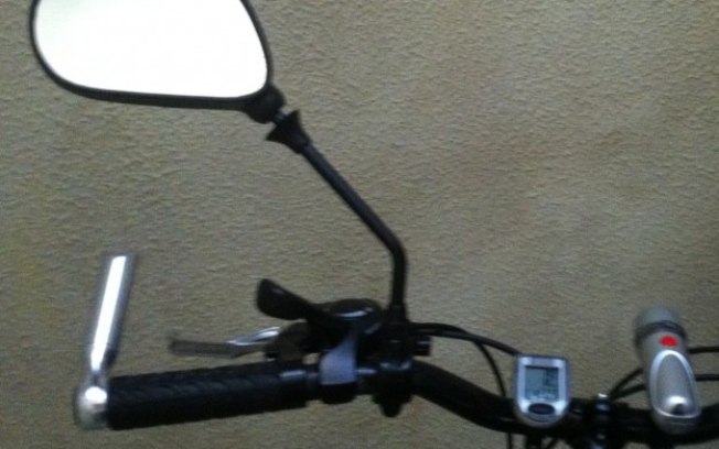 O retrovisor do lado esquerdo é obrigatório para bicicletas, assim como sinalização noturna dianteira, traseira, lateral e nos pedais