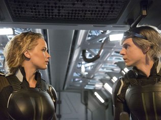Jennifer Lawrence e Evan Peters em cena do filme%3A Com a atriz%2C a Mística virou heroína