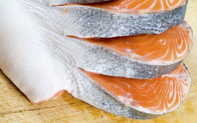 Peixes ricos em ômega 3 (salmão%2C atum%2C bacalhau%2C etc)%3A essa substância auxilia no controle e na redução do colesterol e dos triglicérides