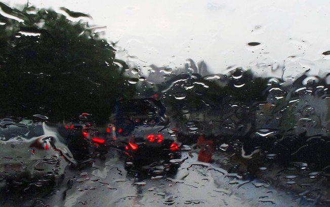 Motorista que estiver dirigindo na chuva sem acionar o limpador pode receber uma multa