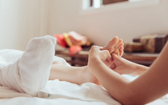 Massagem nos pés ou reflexologia podal