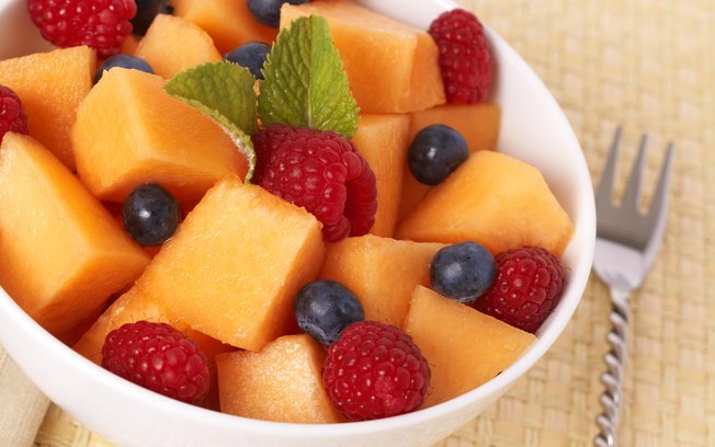 Salada de frutas podem fazer parte da dieta frugívora