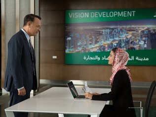 Além de não falar o idioma local%2C o personagem de Hanks precisa fechar um negócio com o governo saudita