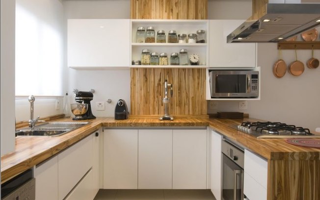 Partes dos móveis com textura de madeira rústica dão um efeito especial na decoração de cozinha branca