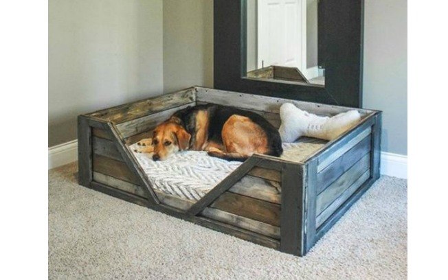Entre os móveis de paletes%2C uma opção é a cama de cachorro, que é grande e confortável