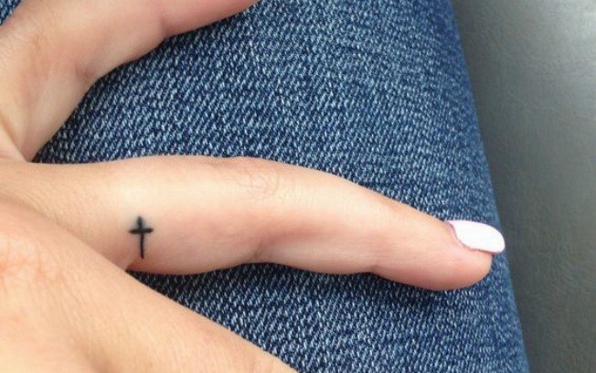 Para as religiosas%2C os crucifixos são uma ótima alternativa de tatuagens delicadas