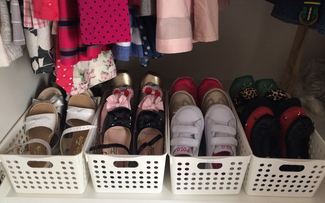 Esta é a forma que Ingrid encontrou para fazer a organização dos sapatos em um guarda-roupa infantil
