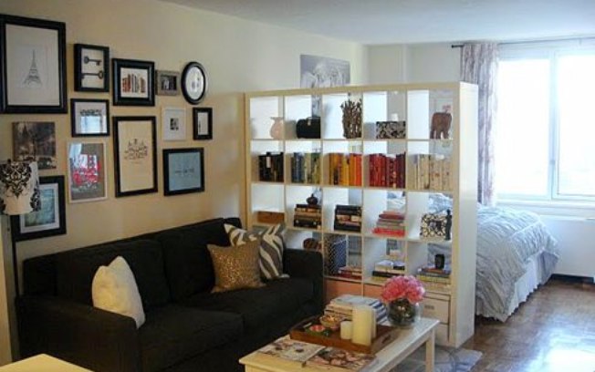Separar os cômodos de seu apartamento studio com ajuda da decoração é um truque para a organização