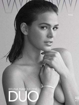 Bruna Marquezine cobre os seios apenas com os braços em capa de revista