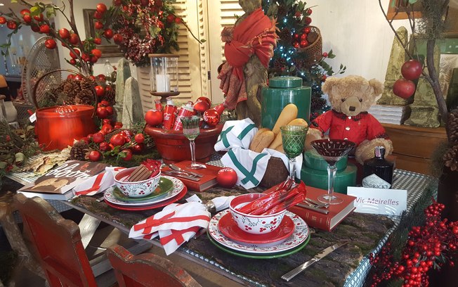 Outra opção é incrementar a mesa de Natal com objetos que não parecem ser decorativos