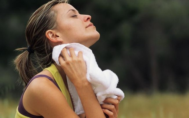 Lembre-se de prender o cabelo e também tenha uma toalha para secar o suor durante os exercícios