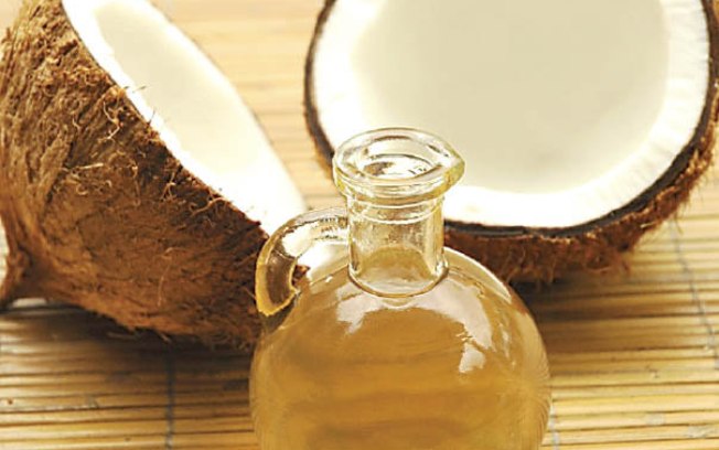 Óleo de coco pode ser usado como tempero ou em diversas receitas