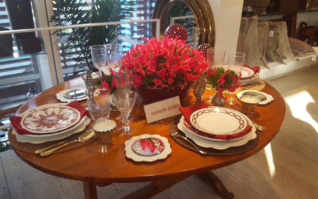 Um simples arranjo de flores (vermelhas ou não) deixa sua mesa de Natal decorada