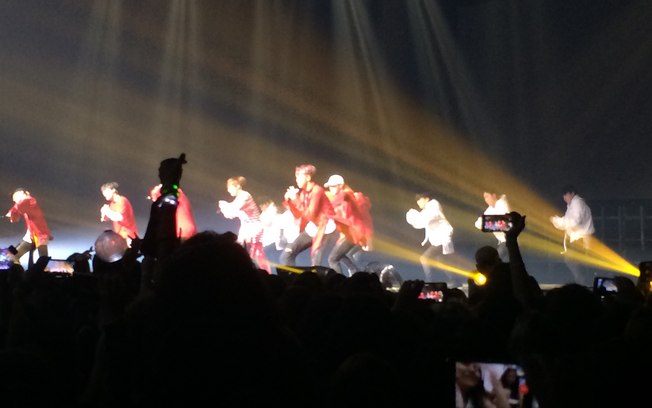 BTS prova que faz ao vivo e impressiona com coreografias durante show
