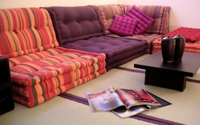 Os futons, tradicionais sofás-cama japoneses deixam o ambiente com ar mais descontraído