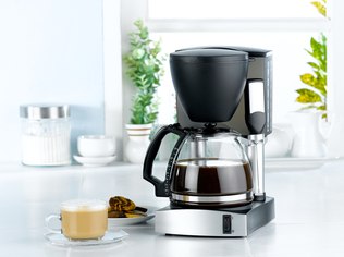 A limpeza interna da cafeteira é quase como fazer café, mas utilizando apenas água