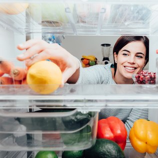 Para reduzir odores na geladeira, o ideal é manter todos os alimentos em potes com tampa