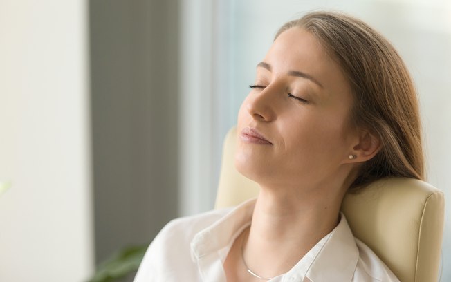 Fazer respirações mais longas e controladas ajuda o corpo a relaxar