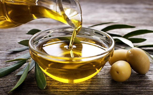 Com moderação%2C o azeite de oliva é muito bem-vindo na dieta