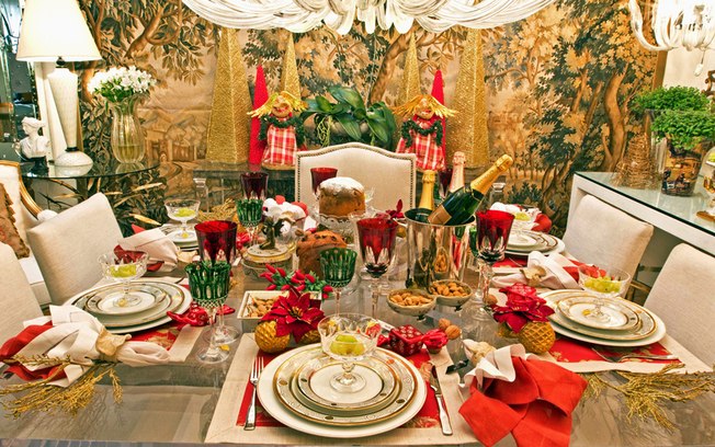 A decoração da mesa de Daniela Colnaghi é repleta do espírito natalino com o predomínio das cores verde, vermelho e dourado