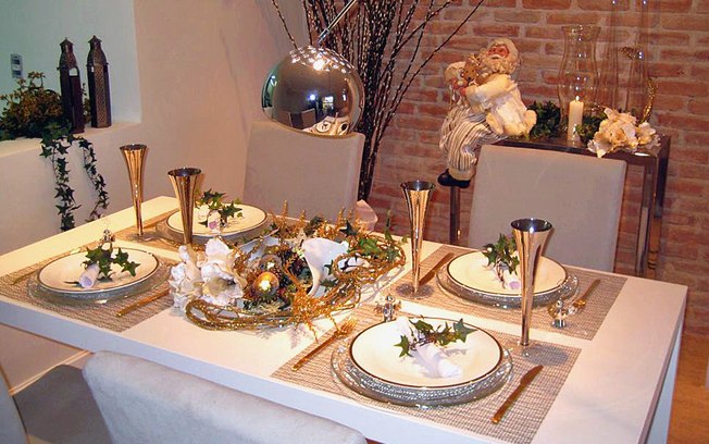Organizar os itens decorativos é importante para ressaltar a estética da mesa. Projeto de Cristiane Schiavoni