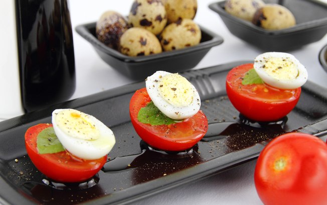 Ovos de codorna com tomate e temperos são uma ideia de petisco saudável
