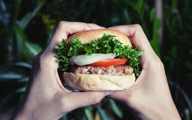 Hambúrguer feito com carne magra e legumes e vegetais como complemento é bem-vindo%2C segundo nutricionista