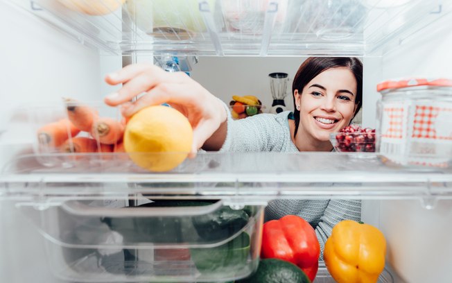 Tire as frutas e verduras da gaveta e coloque-as nas prateleiras da geladeira. Na gaveta, guarde condimentos