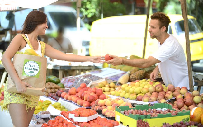 Para nutricionista%2C alimentação saudável é mais fácil de ser seguida quando os alimentos são comprados na feira