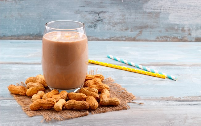 Milkshake com banana e pasta de amendoim é uma bebida refrescante e rica em proteína e gorduras boas para o organismo