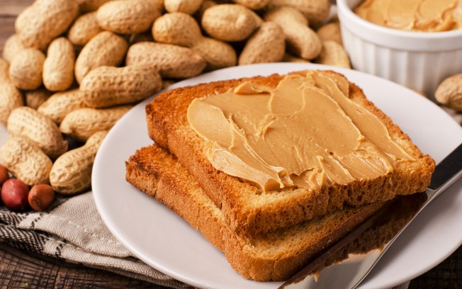 Pão integral com pasta de amendoim pode ser um ideia para quando bater aquela fome à noite