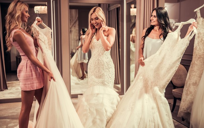 Para estilistas, mães dos noivos e madrinhas precisam falar com a noiva antes de escolherem seus vestidos de casamento